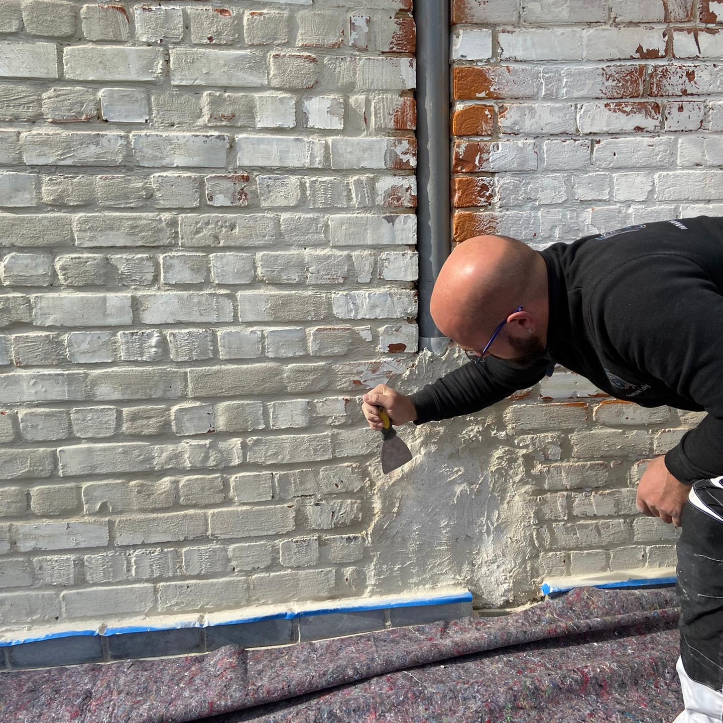 Peintres en train de rénover une facade renovation-par-peintre-exterieur-facade